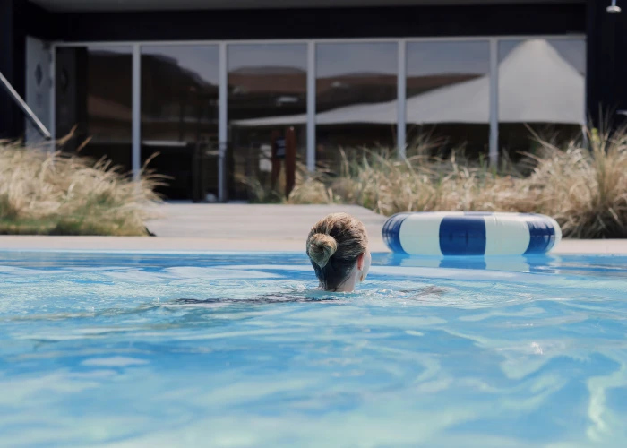 Pige svømmer i poolen